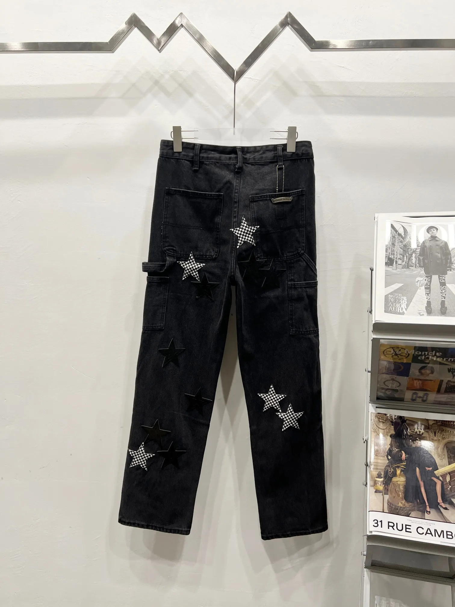 P260 Style No.: (W010) Chrome Hearts & Chrome Hearts 25FW CH workwear logging black five-pointed star splicing leather limited edition cow king jeans Chrome Hearts is the most popular color pants. It is made of beaded canvas fabric. Heavy washing makes the upper body of the fabric more textured and the pants are tall and straight! The three-dimensional cutting of the whole trousers is a masterpiece! The hardware is customized by zp. The beaded canvas fabric is thick and soft after being washed. It has good breathability. Customized small leather label. Unique design. The details are simple and elegant, and the workmanship is exquisite. The whole trousers are neatly routed and the details are in place! It��s so cool that both men and women can easily control the genderless trend!  Size: 30-32-34-36 Color: black